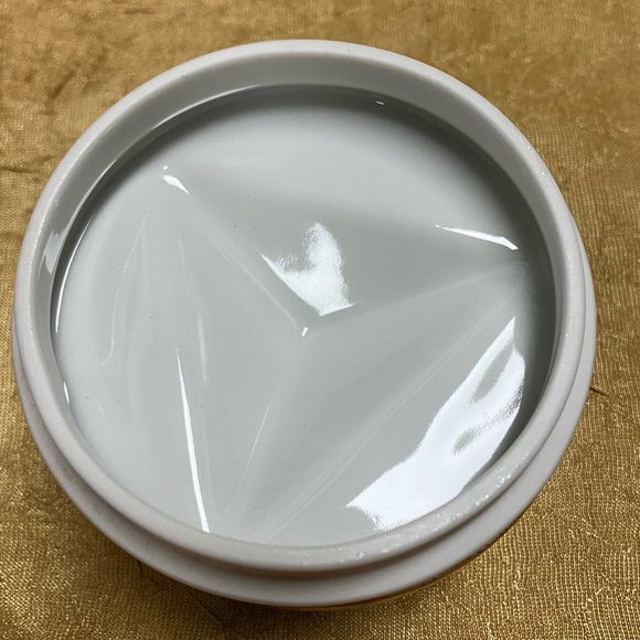 Chinese Ceramic Trinket Box - Picture 5 of 9